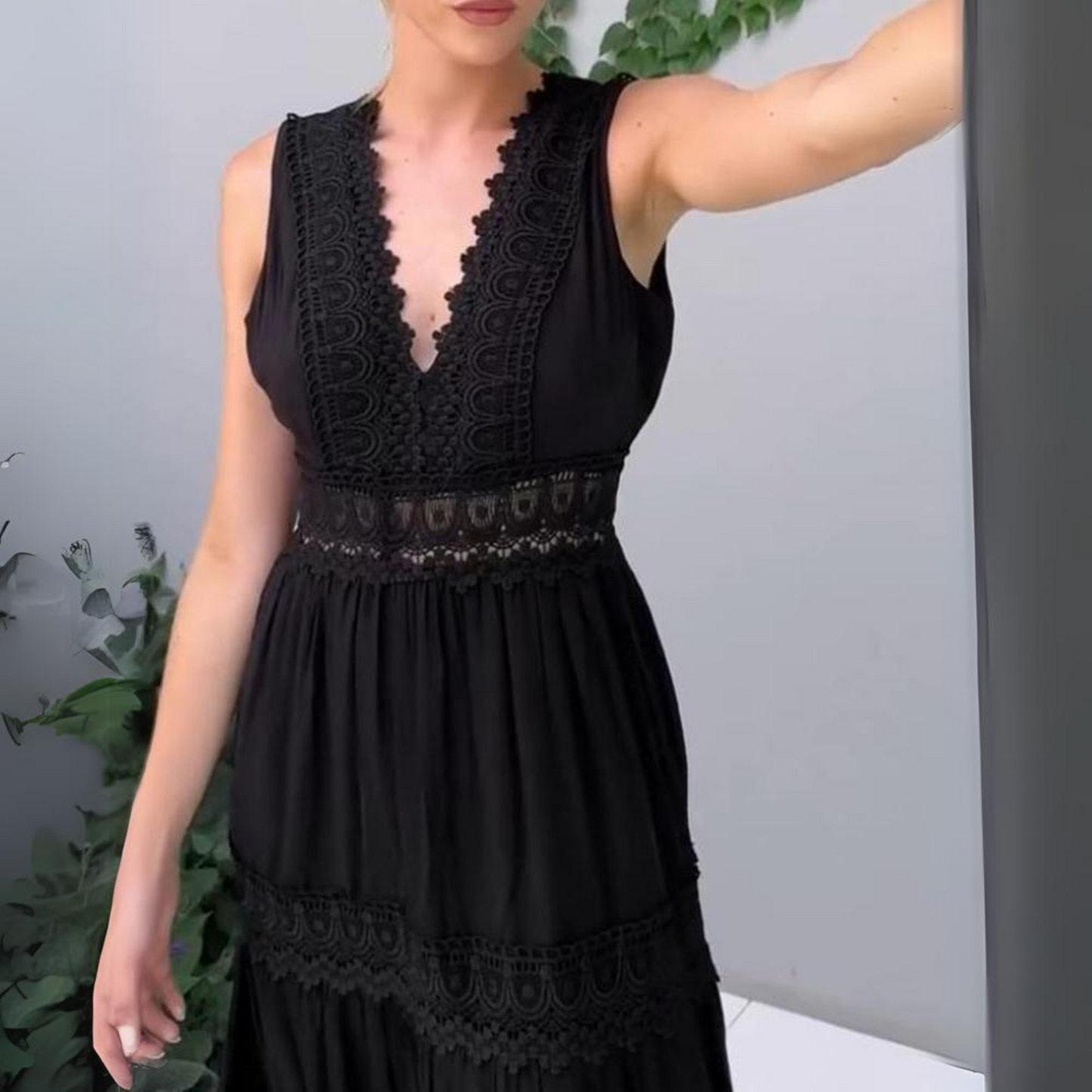 Cecelia | Kleid mit V-Ausschnitt und Spitzendetails